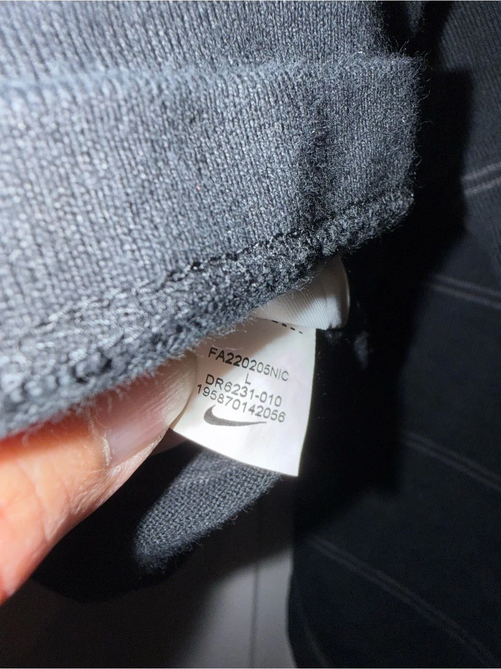 Nike Black Crewneck T-Shirt with White Logo Tag - Picture 5 of 8